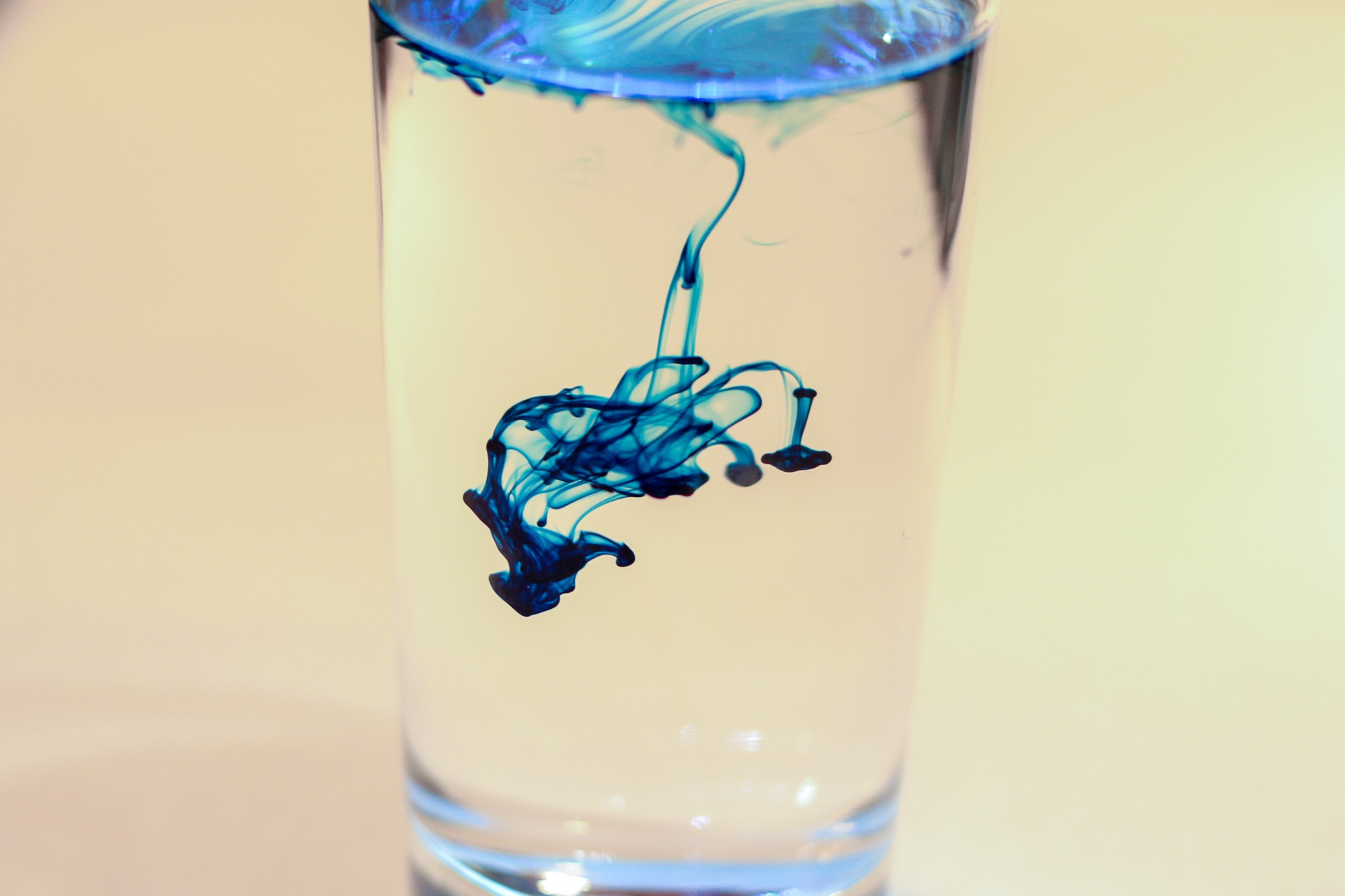 Природа растворения. Краска в воде. Стакан воды. Стакан с разноцветной водой. Цветная вода в стакане.